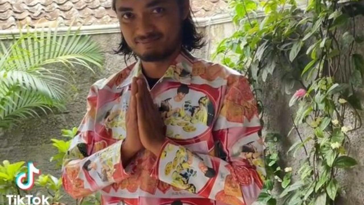 Tak hanya satu, ia juga mengunggah baju lebaran unik lainnya untuk tahun ini. Baju ini bertema kaleng biskuit legendaris yang telah ada sejak lama.