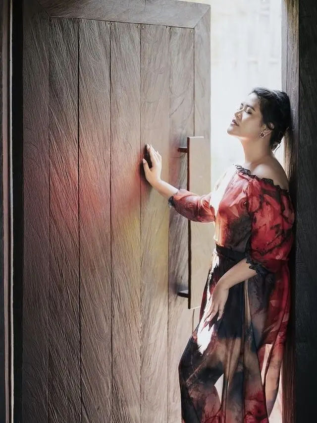 Pakai Gaun Merah, Ini 6 Pemotretan Terbaru Kahiyang Ayu Pamer Bahu