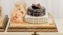 kue cokelat dengan hiasan cantik di atasnya juga tampak menjadi isian seserahan Erina. [Foto: Handtaran.Dok]