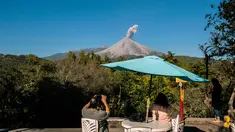 Warga mengambil gambar erupsi Gunung Colima yang meletus di San Antonio, Meksiko (22/1). Salah satu gunung api paling aktif di Amerika tengah itu kembali memuntahkan abu vulkanik. (AFP Photp/Hector Guerrero)