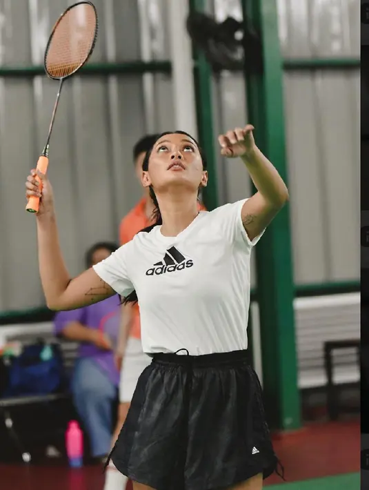 Erika Carlina tampak antusias dan serius dalam mengikuti latihan jelang laga melawan Raisa dan Anya Geraldine di acara Vindes Sport bertajuk Tepok Bulu 2022. (Instagram/ hestipurwadinata)