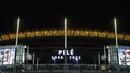Lengkungan Stadion Wembley menyala dalam warna Brasil dan layar menampilkan gambar Pele setelah pengumuman bahwa mantan pemain sepak bola Brasil itu meninggal dunia, London, Inggris, 29 Desember 2022. Edson Arantes do Nascimento atau yang dikenal sebagai Pele, raja sepak bola Brasil yang menang rekor tiga Piala Dunia dan menjadi salah satu tokoh olahraga paling berwibawa abad lalu, meninggal pada usai 82 tahun di di Sao Paulo. (Kieran Cleeves/PA via AP)