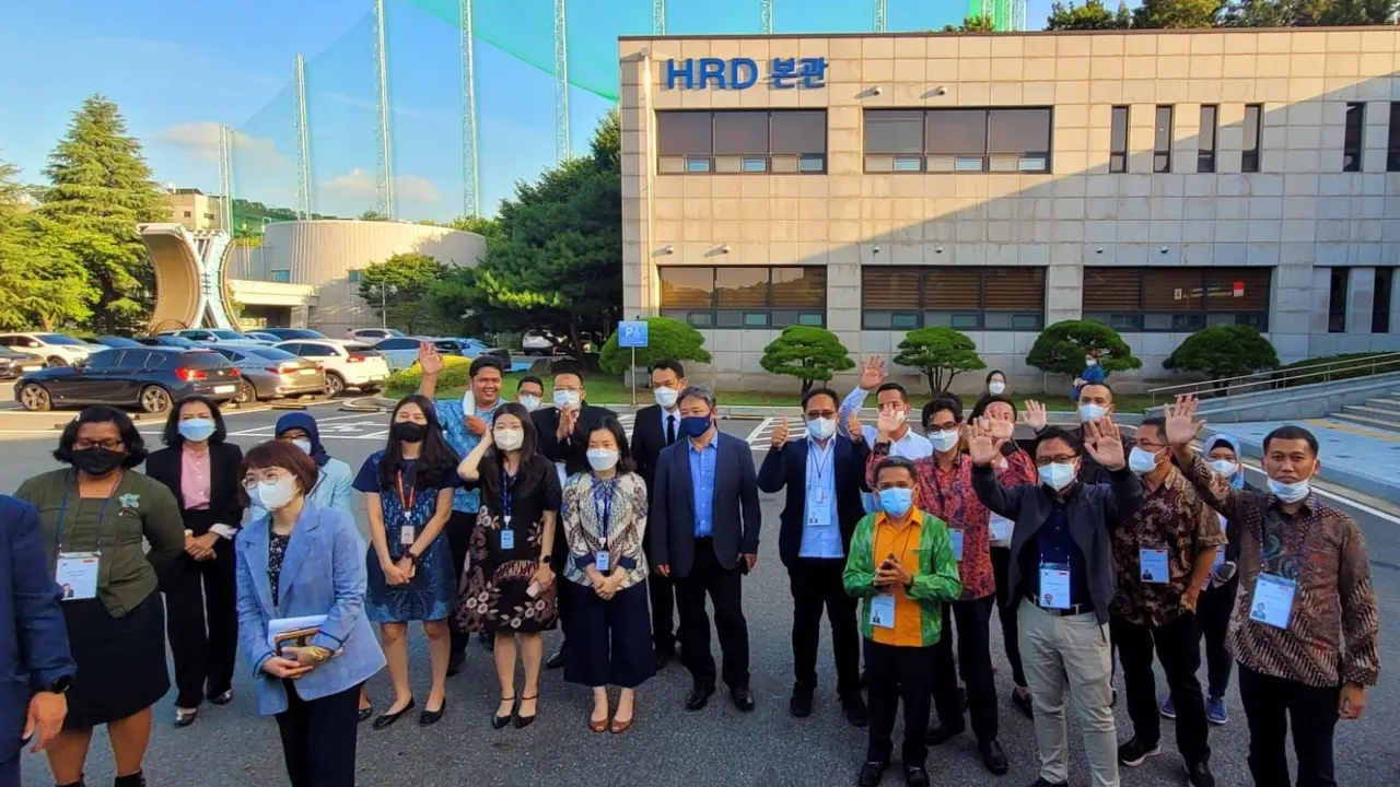 Menteri PUPR Basuki Hadimuljono menemui 25 pegawainya yang dikirim ke Korea Selatan untuk program pelatihan, perencanaan dan pembangunan kota pintar (smart city) di Indonesia. (Dok Kementerian PUPR)