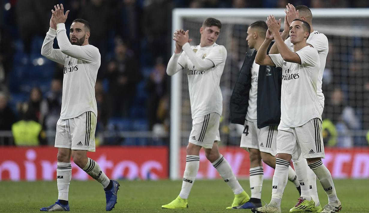 Para pemain Real Madrid menyapa suporter usai mengalahkan Valencia pada laga La Liga di Stadion Santiago Bernabeu, Madrid, Sabtu (1/12). Madrid menang 2-0 atas Valencia. (AFP/Oscar Del Pozo)