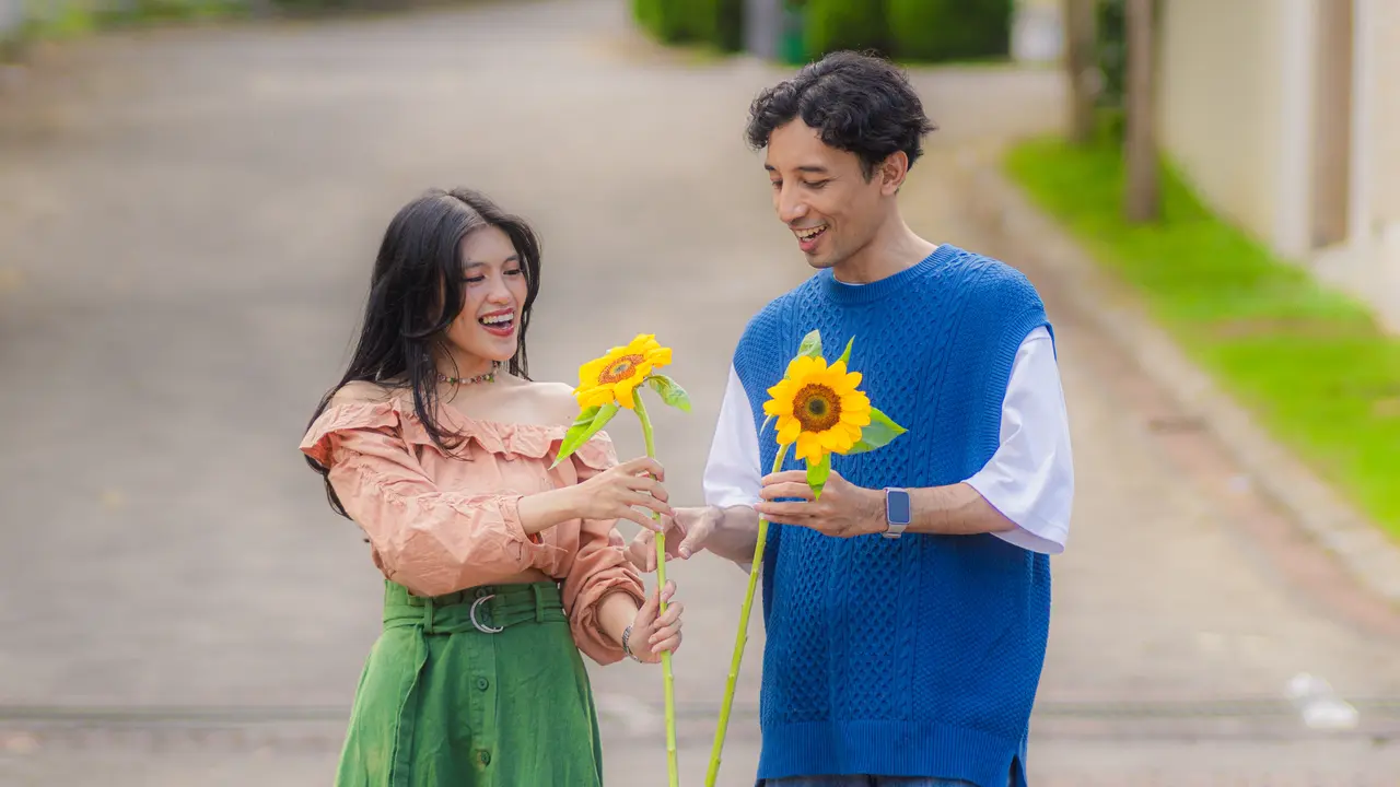 couple januari bahagia dengan bunga matahari