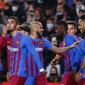 Para pemain FC Barcelona merayakan gol dalam pertandingan sepak bola La Liga Spanyol antara FC Barcelona dan Osasuna di stadion Camp Nou di Barcelona, Spanyol, Minggu, 13 Maret 2022. (AP Photo/Joan Monfort)