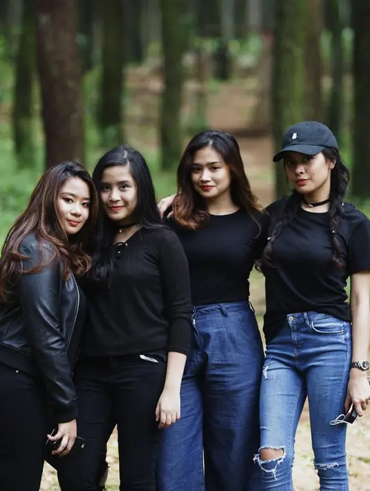 Coba lihat, anak sulung Mulan Jameela ini sangat kekinian kan? Ia terlihat kompak mengenakan outfit hitam bareng dengan para sahabatnya. Keempat gadis remaja ini tampil sangat kekinian dan modis banget. (Instagram/tiaransvtr)