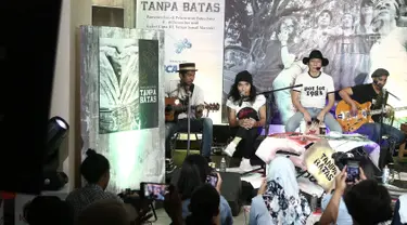 Aksi personil band Slank saat pembukaan pameran foto dan peluncuran buku "Tanpa Batas" bersama #KLYLOUNGE di Jakarta, Jumat (14/12). Fotografer Tjandra Moh Amin meluncurkan buku Tanpa Batas Slank. (Liputan6.com/Herman Zakharia)