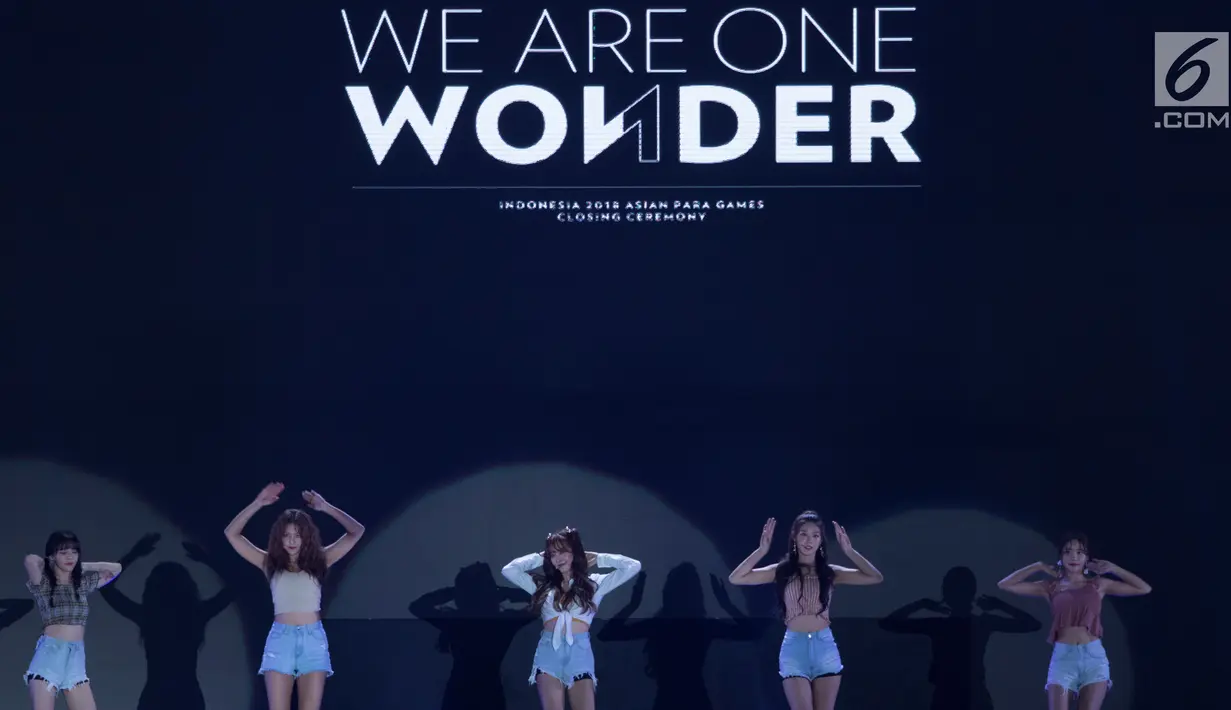 Girlband K-Pop, AOA tampil pada upacara penutupan Asian Para Games 2018 di Stadion Madya Senayan, Jakarta, Sabtu (13/10). AOA tampil membawakan lagu I'm Jelly Baby, Bingle Bangle, Excuse Me, dan Heart Attack. (Bola.com/Vitalis Yogi Trisna)