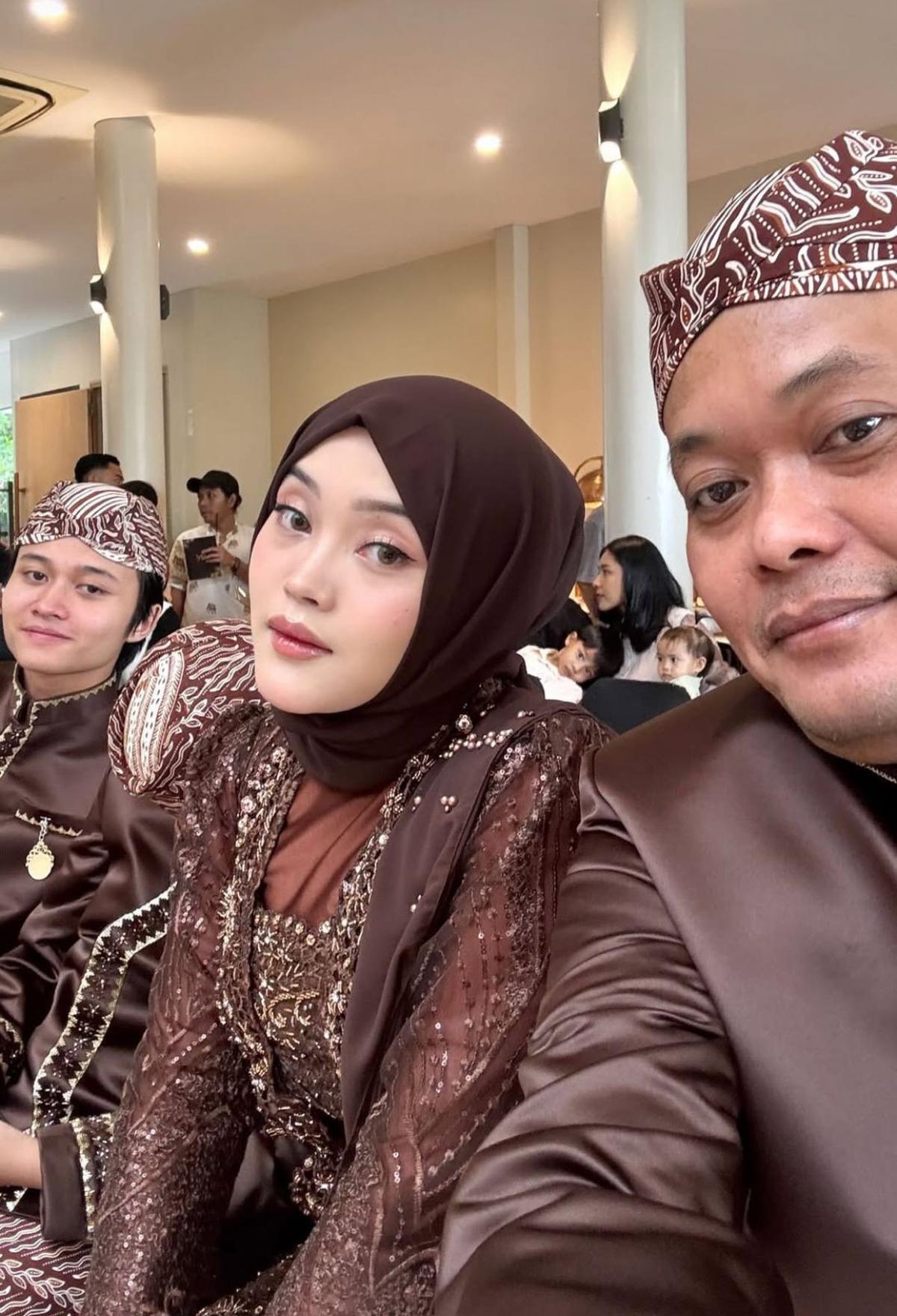Elegan dalam Kebaya Cokelat, Putri Delina Tampil Memesona di Tasyakuran Mahalini