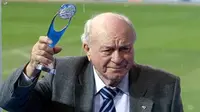 Real Madrid&#039;s talismanic Alfredo Di Stefano holds a trophy during a tribute on February 17, 2008 in Madrid. Di Stefano received a trophy from UEFA boss Michel Platini. AFP PHOTO/Angel NAVARRETE