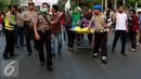 Pasien RSCM ditandu menggunakan bed berdoa milik rumah sakti karena mobil ambulans tertahan oleh aksi demo mahasiswa UPI YAI, Dipenogoro, Jakarta, Selasa (27/10/2015). (Liputan6.com/Yoppy Renato)