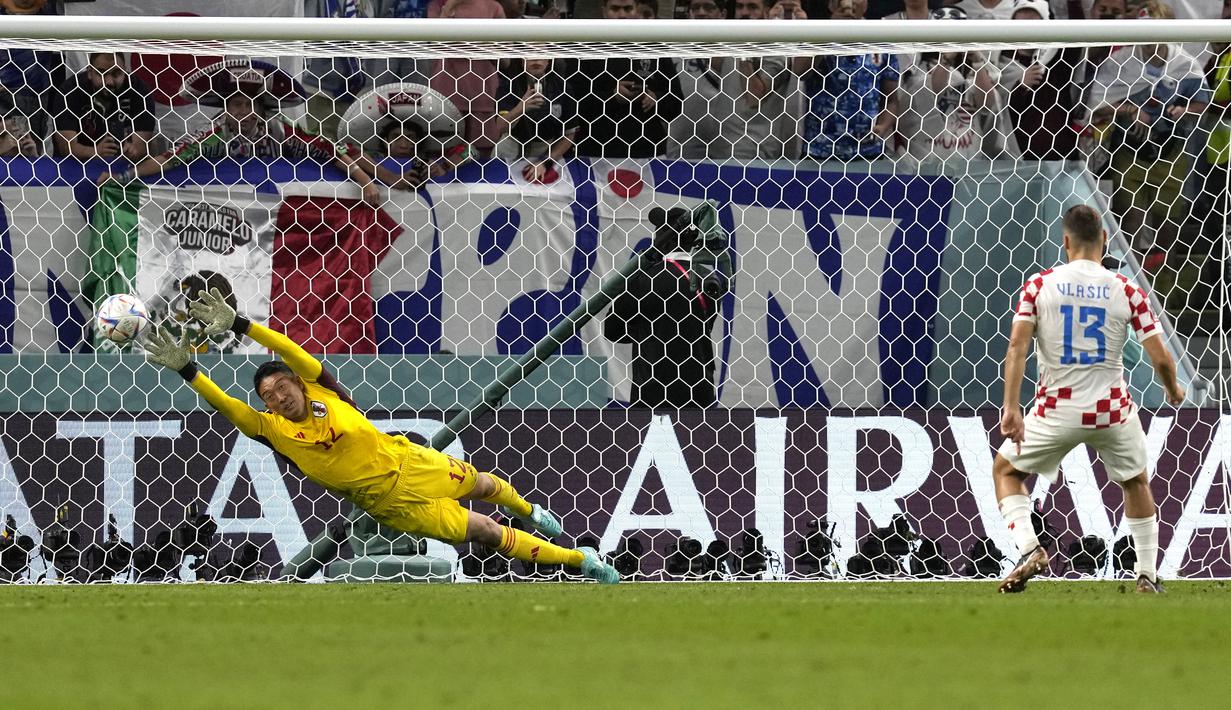 Mario Pasalic (kanan) berhasil menjadi algojo penentu kemenangan Kroasia. Skuad asuhan Zlatko Dalić menang penalti 3-1 atas Jepang. (AP/Thanassis Stavrakis)