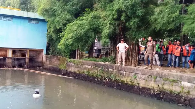 Kabur Saat Ditertibkan, Manusia Silver Terjun ke Anak Sungai di Palembang