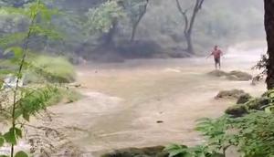 Banjir Bandang Terjang Curug Cikaso Sukabumi, Sejumlah Wisatawan Sempat Terseret Arus