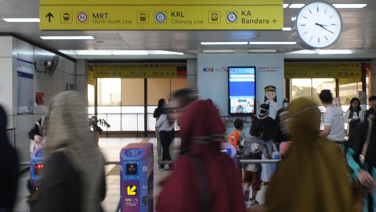 Mereka tampak ramai mengantre di tap in saat masuk ke dalam stasiun untuk menjajal kenyamanan transportasi kereta LRT Jabodebek di Ibu Kota.