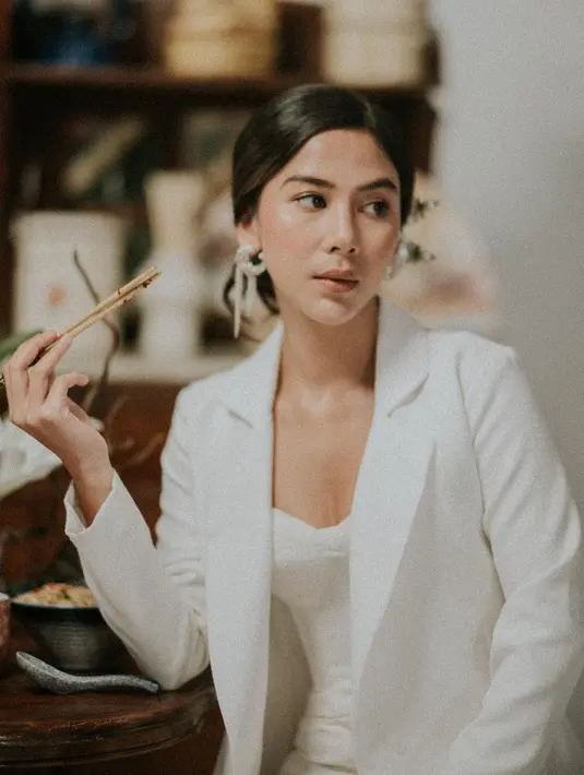 Adinda Thomas bergaya elegan dengan outfit serba putih. Inner ditumpuk dengan blazer dan dipadu padankan mengenakan celana yang semuanya berwarna putih. [Foto: Instagram/adindathomas]
