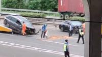Mobil lawan arah di tol. ©Instagram.com/lumbantoruan.17