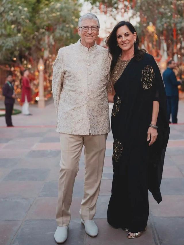 Paula Hurd bersama Bll Gates di pesta pra pernikahan anak konglomerat Mukesh Ambani