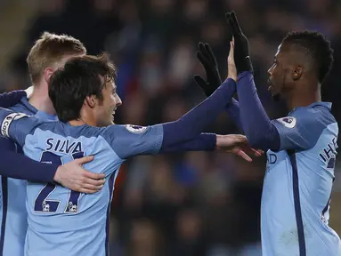 Para pemain Manchester City merayakan gol yang dicetak Kelechi Iheanacho ke gawang Hull pada laga Premier League di Stadion Kingston Communications, Inggris, Selasa (27/12/2016). City menang 3-1 atas Hull. (Reuters/Ed Sykes)