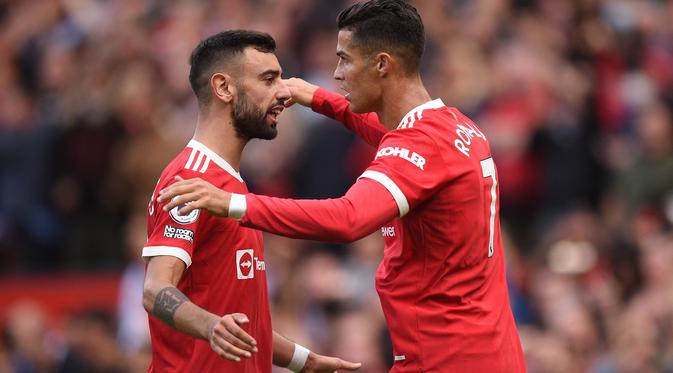 Bruno Fernandes (kiri) memiliki semua yang diperlukan untuk memimpin Timnas Portugal, tetapi hampir tidak memiliki kesempatan saat Cristiano Ronaldo dimainkan. Begitu juga di MU, ia hanya mampu mencetak dua dari total lima golnya saat bermain bersama CR7 pada musim ini. (AFP/Oli Scarff)