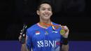 Selebrasi kemenangan pebulu tangkis tunggal putra Indonesia, Jonatan Christie dengan medali dan trofi juara setelah mengalahkan wakil China, Li Shi Feng pada laga final Badminton Asia Championship 2024, Minggu (14/4/2024) di Ningbo Olympic Sports Center Gymnasium, China. Jonatan Christie menang dua gim langsung, 21-15, 21-16. (AP Photo)
