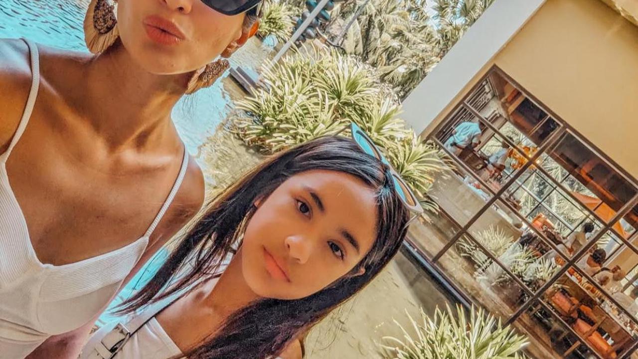 7 Potret Nia Ramadhani dan Mikhayla yang Selalu Kompak dengan Outfit Couple yang Cantik