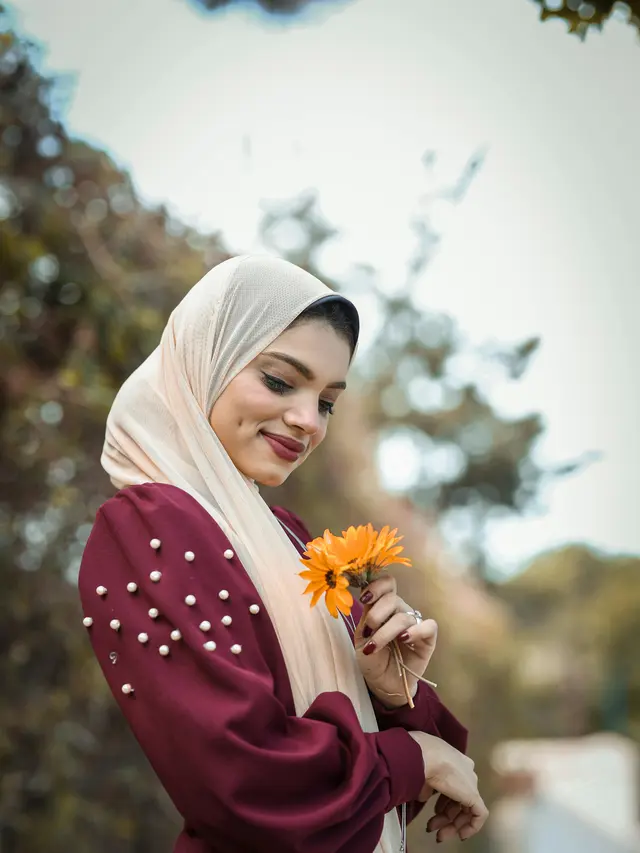 7 Tren Warna Baju Lebaran 2025, dari Natural hingga Bold yang Simpel dan Stylish. (pexels.com/يوسف عصام)
