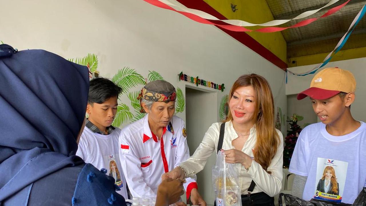 Caleg DPR RI dari Partai Perindo Dapil Jabar 6 Yenti Nuddin menggelar bazar tebus minyak murah untuk warga Depok di Jalan Kamboja Nomor 3, Depok, Pancoran Mas, Kota Depok, Jawa Barat pada hari ini, Jumat (5/1/2024).