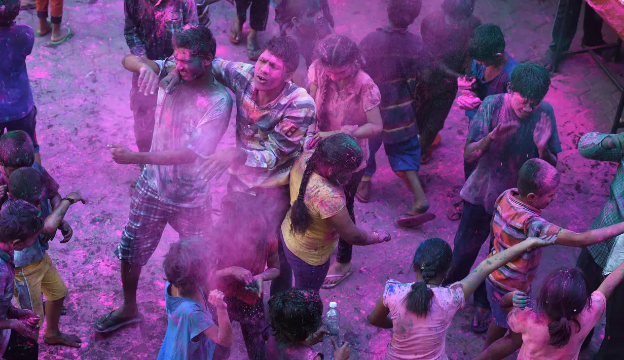 Siswa yang mengalami gangguan penglihatan dari Devnar School for the Blind merayakan Festival Holi di Hyderabad, India, Kamis (1/3). Festival ini juga mendatangi datangnya musim semi. (NOAH SEELAM/AFP)