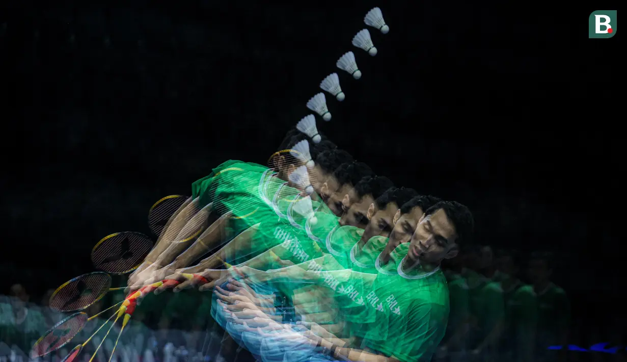 Foto multiple exposure pebulu tangkis tunggal putra Indonesia, Jonatan Christie dari tim Blitzers yang gagal mengembalikan kok ke arah Anthony Ginting dari tim Hurricanes dalam laga Badminton XL 2025 di Istora Senayan, Jakarta, Sabtu (04/10/2025). (Bola.com/Bagaskara Lazuardi)