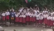 Fakta Siswa Semangati Pejabat Seberangi Sungai: Maju Jangan Malu