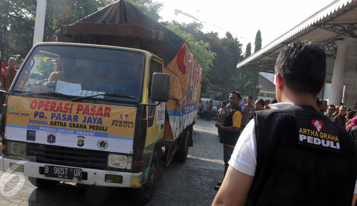 Sebuah truk berisi sembako resmi dilepas saat peresmian kegiatan operasi pasar Artha Graha Peduli yang bekerja sama dengan PD Pasar Jaya, di Balaikota Jakarta, Kamis (2/7/2015). (Liputan6.com/Helmi Afandi)