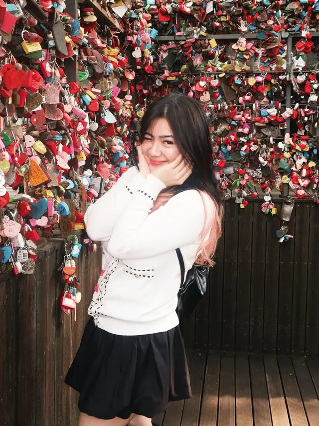 Potret Cantik Felicya Angelista Cari Gembok Cinta di Korea Selatan, Dikira Idol KPop dengan Rambut Dua Warna