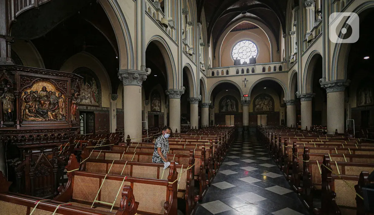 Pekerja melakukan persiapan jelang ibadah Natal, di Gereja Katedral, Jakarta, Senin (20/12/2021). Sejumlah persiapan dan pemasangan dekorasi mulai dilakukan pihak Gereja Katedral untuk menyambut misa dan perayaan Natal. (Liputan6.com/Faizal Fanani)