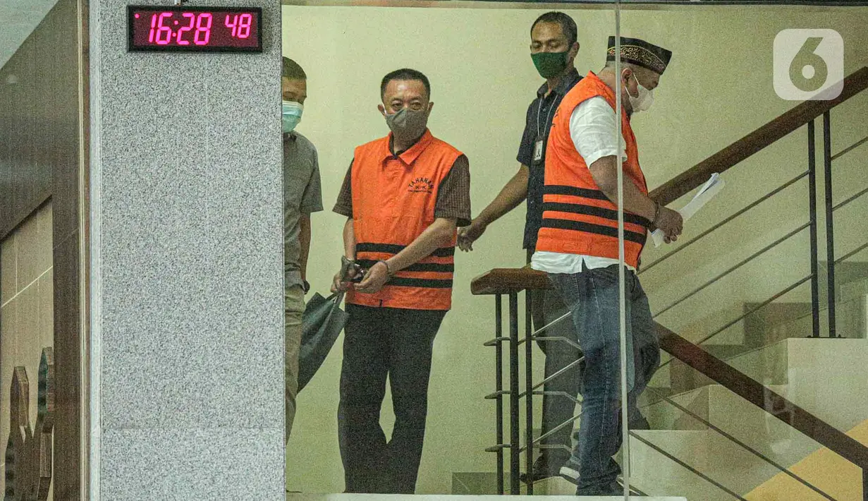<p>Tersangka kasus dugaan korupsi pengadaan tanah pembangunan SMKN 7 Tangerang Selatan Agus (kedua kiri) Kartono dan Farid Nurdiansyah (kanan) usai menjalani pemeriksaan di Gedung Merah Putih KPK, Jakarta, Selasa (26/4/2022). KPK menetapkan satu pejabat di Dinas Pemprov Banten dan dua pihak swasta dalam kasus dugaan korupsi pengadaan tanah untuk pembangunan SMKN 7 Tangerang Selatan. (Liputan6.com/Faizal Fanani)</p>