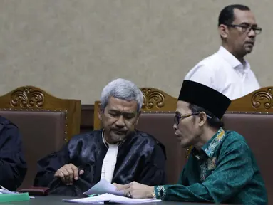 Terdakwa dugaan suap seleksi pengisian jabatan di Kementerian Agama, Haris Hasanuddin (berdiri) dan M Muafad Wirahadi (kanan duduk) saat jeda sidang lanjutan di Pengadilan Tipikor, Jakarta, Rabu (10/7/2019). Sidang mendengar keterangan saksi. (Liputan6.com/Helmi Fithriansyah)