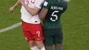 Penyerang Polandia,  Arkadiusz Milik berebut bola udara dengan pemain Arab Saudi, Ali Al-Bulaihi selama pertandingan grup C Piala Dunia 2022 Qatar di Education City Stadium di Al Rayyan, Qatar, Sabtu (26/11/2022). Kemenangan membuat Polandia kini memimpin Grup C Piala Dunia 2022. Lewandowski dkk kini mengoleksi 4 poin. (AP Photo/Themba Hadebe)