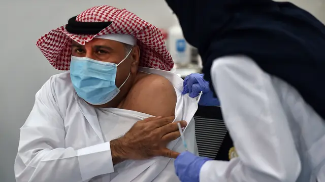 Melihat Warga Arab Saudi saat Disuntik Vaksin COVID-19