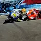 Valentino Rossi dan Casey Stoner terlibat balapan sengit di MotoGP Amerika 2008. (dok. pinterest)