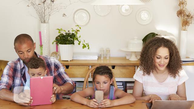 Gawai ibu dan anak (iStockphoto)