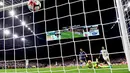 Kiper AS, Brad Guzan hanya melihat bola meluncur ke gawangnya pada laga semifinal Copa America Centenario  2016 antara Argentina vs AS di Stadion NRG, Houston,Texas, Rabu (22/6/2016) WIB. (Mandatory Credit: Kevin Jairaj-USA TODAY Sports)