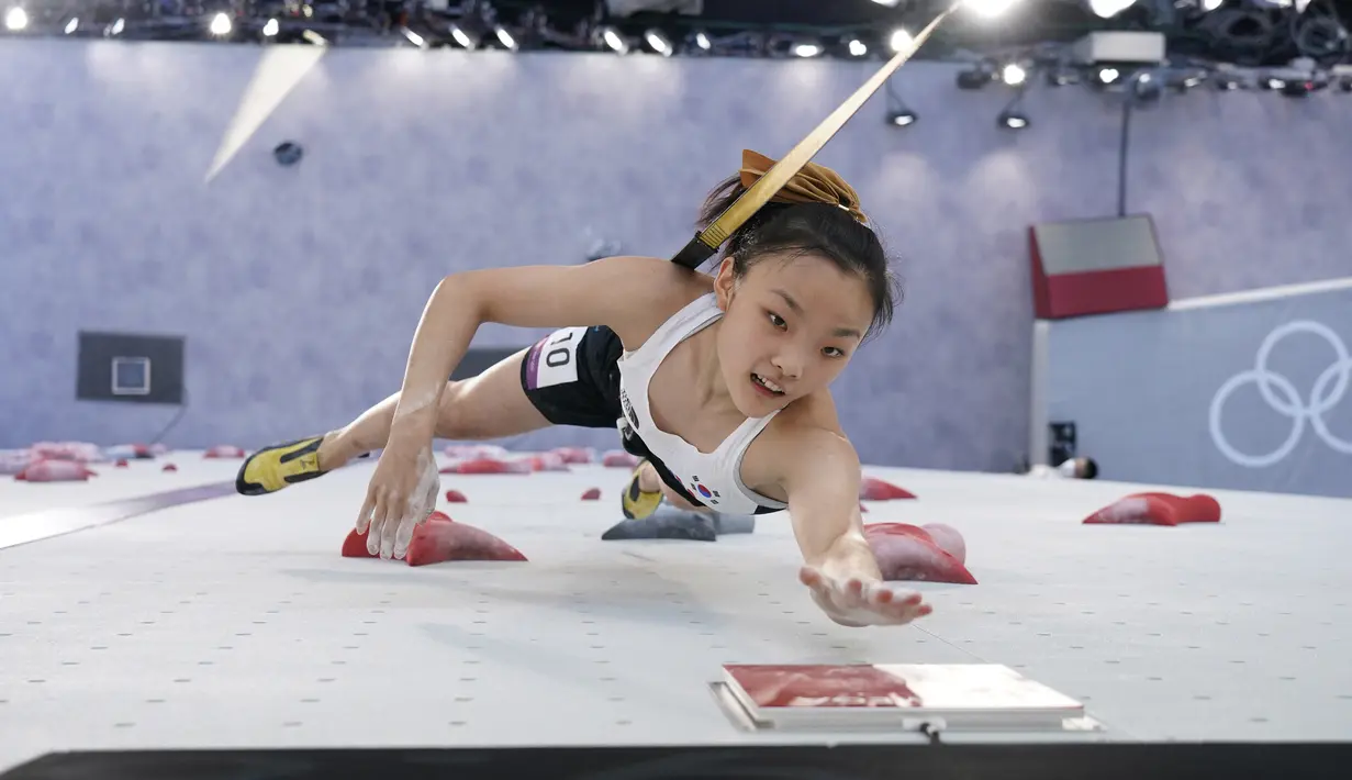 Atlet panjat tebing Korea Selatan Seo Chae-hyun saat kualifikasi kecepatan kompetisi panjat tebing putri Olimpiade Tokyo 2020 di Tokyo, Jepang, Rabu (4/8/2021). (AP Photo/Tsuyoshi Ueda/Pool Photo via AP)