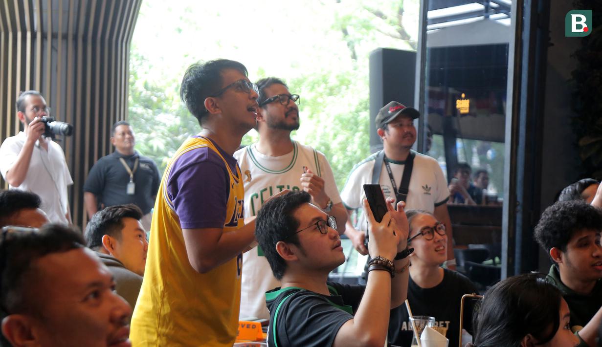 Ekspresi selebritas Indonesia, Andovi da Lopez saat nonton bareng NBA Finals antara Dallas Mavericks melawan Boston Celtics di Stark Taproom, Elysee, SCBD, Jakarta pada hari Sabtu (15/6/2024). (Bola.com/Syahkist Afi Daib)
