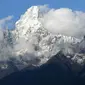 Pemandangan Gunung Himalaya, Gunung Kangtega (ketinggian 6782 meter) dari desa Khumjung di wilayah Everest, sekitar 140km timur laut Kathmandu (16/4). (AFP Photo/Prakash Mathema)