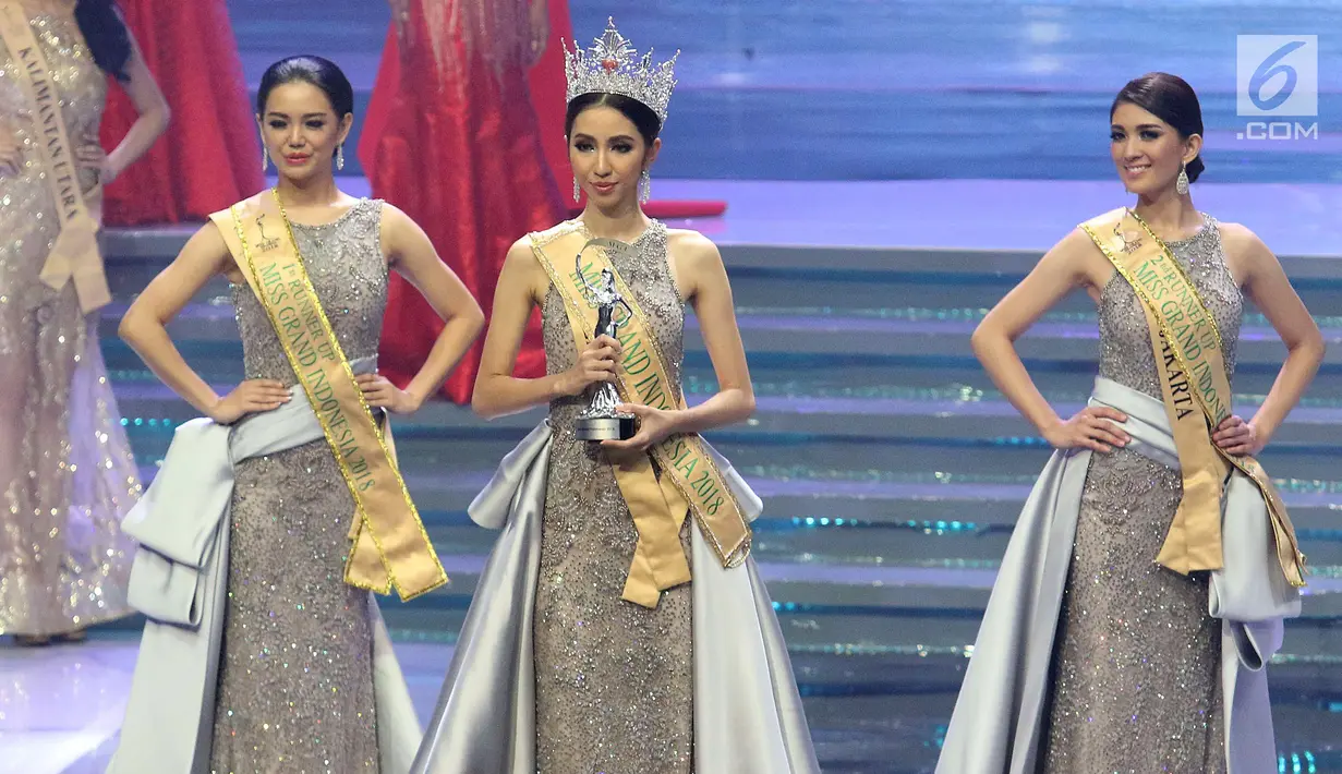 Finalis Nadia Purwoko dari Bengkulu (tengah) terpilih sebagai Miss Grand Indonesia 2018 didampingi runner up dari Sumatera Utara, Vivi Wijaya dan DKI Jakarta, Stefani Cecilia Munte di JCC Jakarta, Sabtu (21/7)  (Liputan6.com/Angga Yuniar)