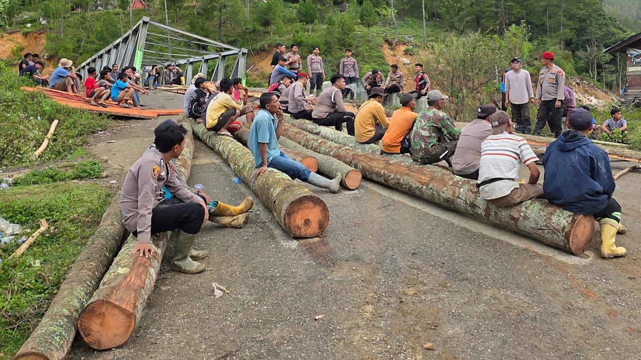 FOTO: Aparat Kepolisian dan Warga Bangun Jembatan Darurat Pasca Banjir Bandang di Rikit Gaib