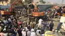 Alat berat digunakan untuk mencari korban kecelakaan kereta di di Karachi, Pakistan, Kamis (3/11). Akibat kecelakaan itu Tiga gerbong Farid Express rusak parah sedangkan dua gerbong lainnya rusak sebagian. (Reuters/Akhtar Soomro)