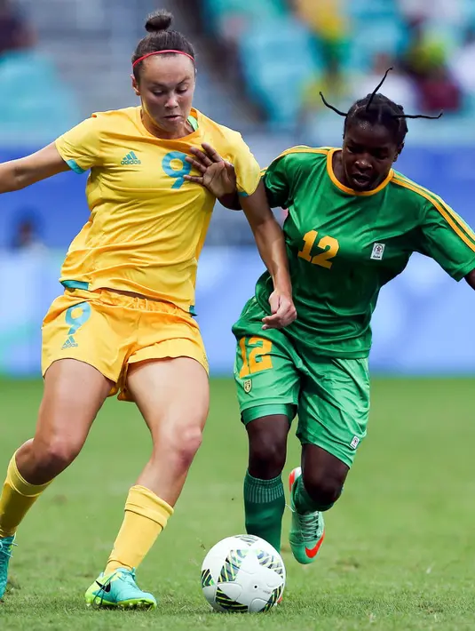 Marjory Nyaumwe berusaha merebut bola dari pemain Australia, Caitlin Foord di Grup F Olimpiade Rio 2016 di Korintus Arena, Brasil, (6/8). Dengan gaya rambut nyentriknya Marjory Nyaumw jadi perhatian ribuan nitizen. (REUTERS/Fernando Donasci)