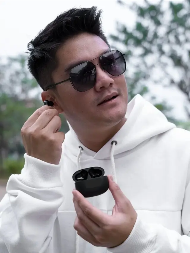 Boy William Pakai Earphone